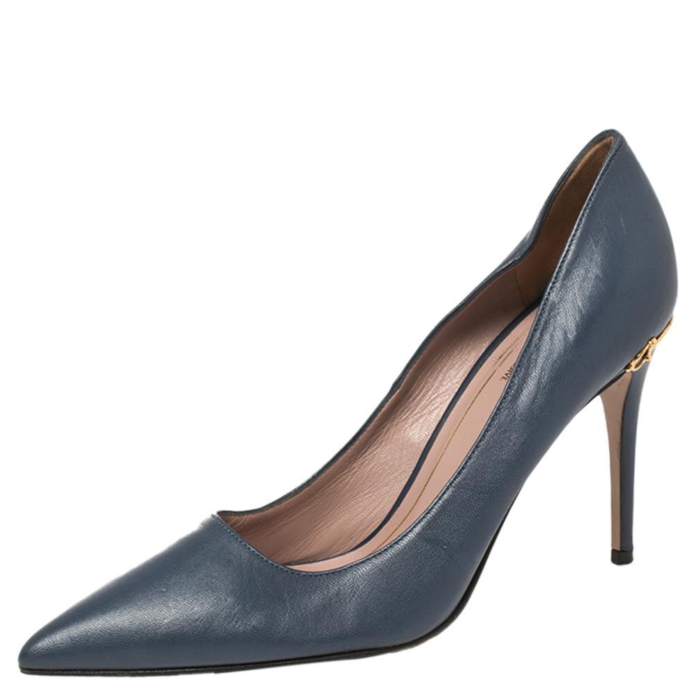 Experience comfortable luxury when you step out in this lovely pair of pumps from Gucci. The pointed-toe pair has been designed using leather and lifted on 9 cm heels. Horsebit accents complete the elegant design.

