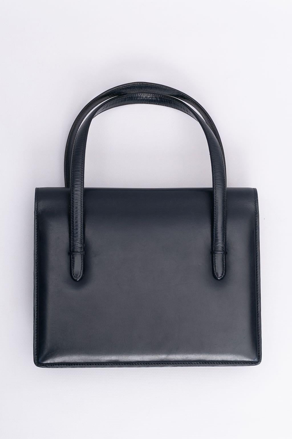 Gucci (Made in Italy) Handbag in navy blue leather. Leather lining, four pockets including one with a zip closure.

Additional information: 

Dimensions: 
Length: 23 cm (9.05