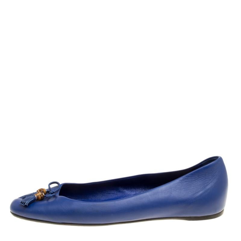 These Gucci ballet flats are simply elegant and luxe. Crafted from blue leather, they flaunt bows with bamboo detailed tassels on the vamps. The pair is complete with comfortable insoles. You can team them with your casual dresses and