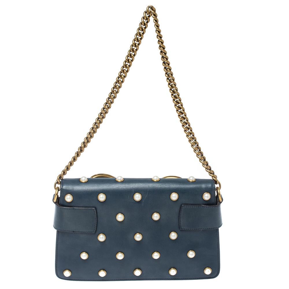 Gucci delivers creations that are trendy, and most of all stunning! This Broadway Pearly shoulder bag is no exception. Crafted in Italy, it has been meticulously crafted from quality leather and comes in a lovely shade of blue. It features a