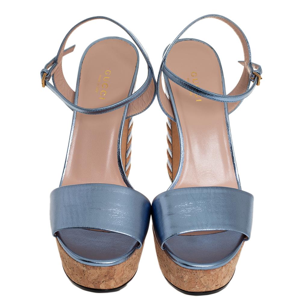 Estas sandalias de Gucci darán un toque elegante y juguetón a tus pies. Fabricados en piel, son vanguardistas y tienen un aspecto moderno y chic. Forrados de cuero resistente y duradero, estos zapatos son perfectos para cualquier estación. Este