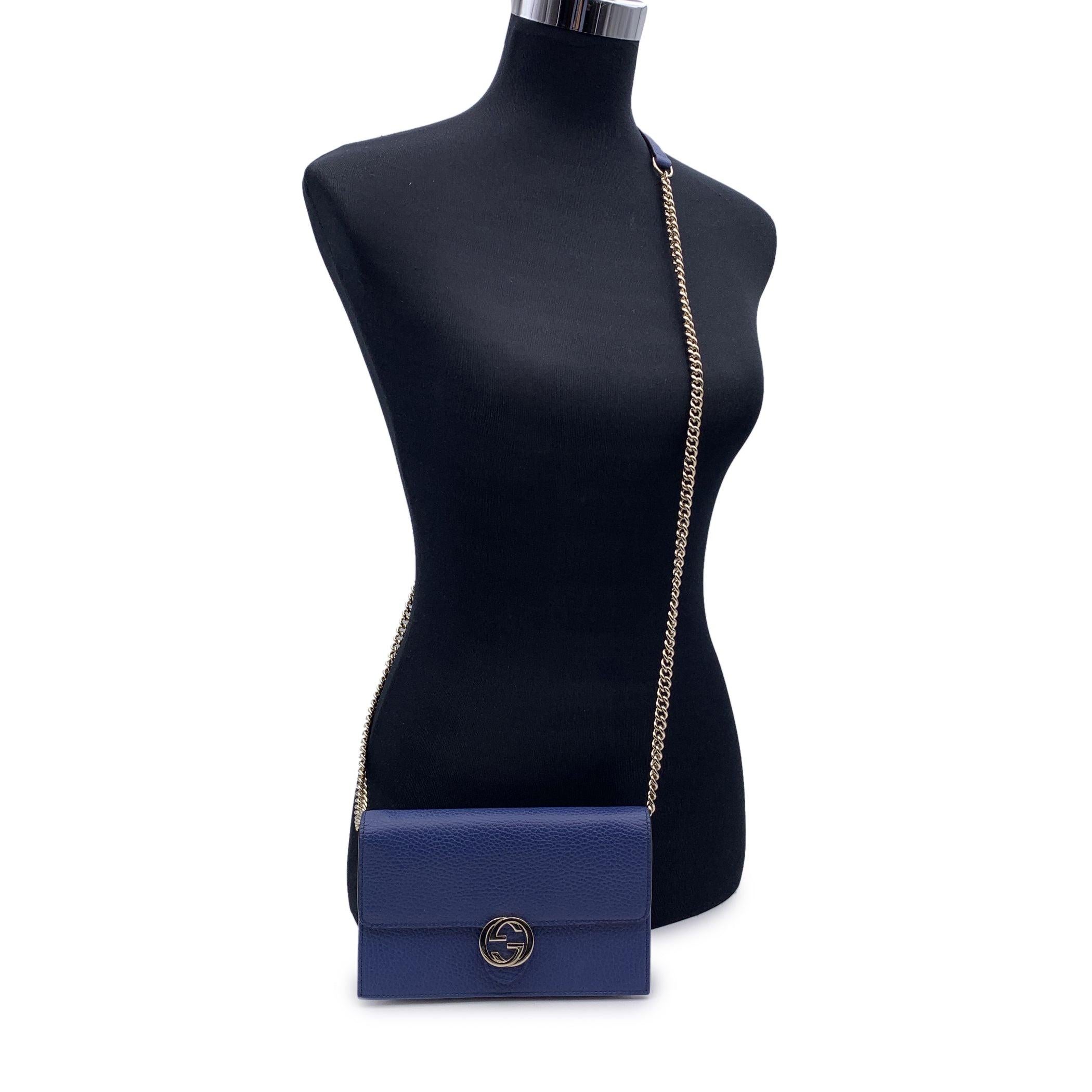 Ce magnifique sac sera accompagné d'un certificat d'authenticité fourni par Entrupy. Le certificat sera fourni sans frais supplémentaires Magnifique portefeuille Gucci Double GG sur chaîne en cuir bleu. Matériel en métal argenté. Le sac est doté