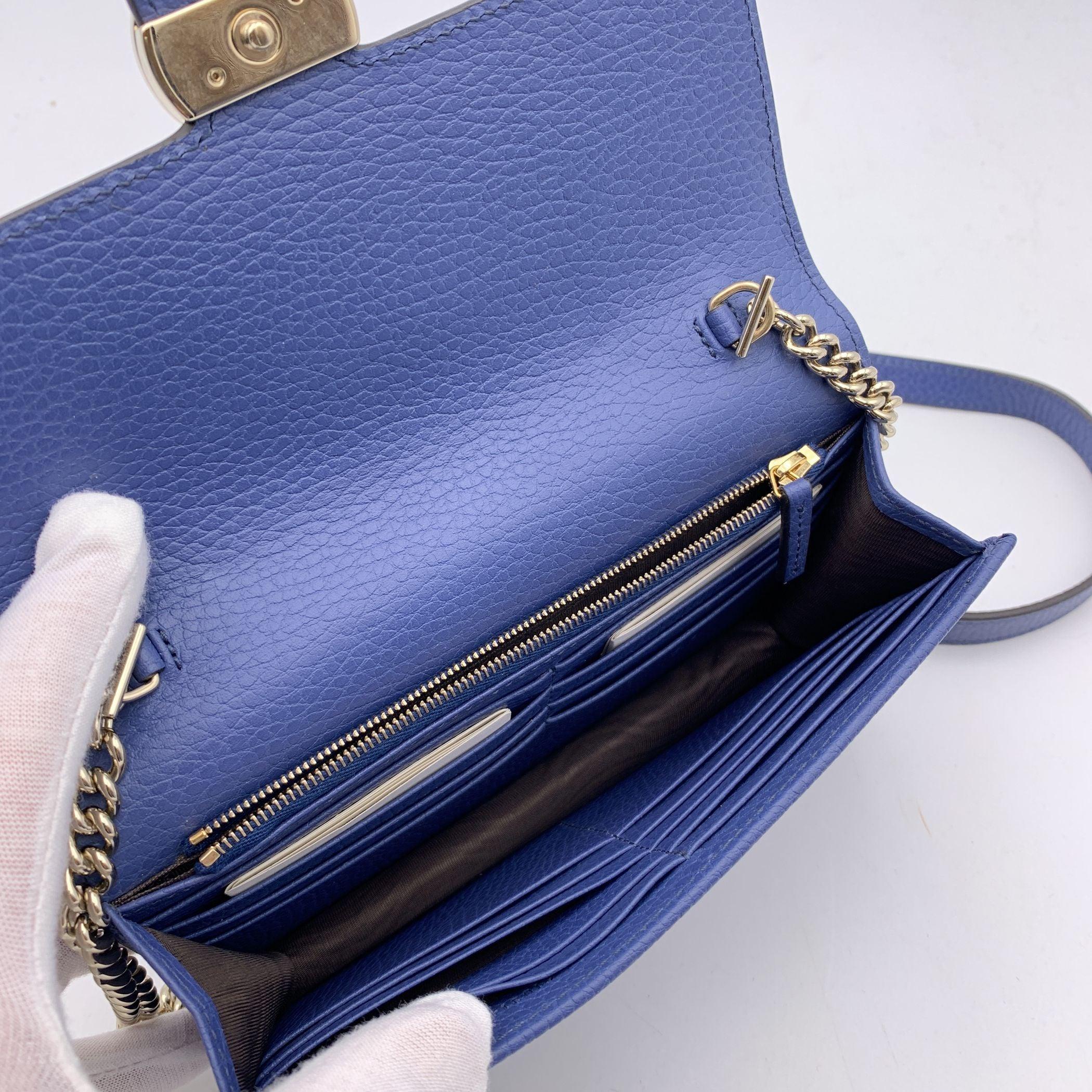  Gucci Portefeuille WOC GG sur chaîne en cuir bleu Pour femmes 