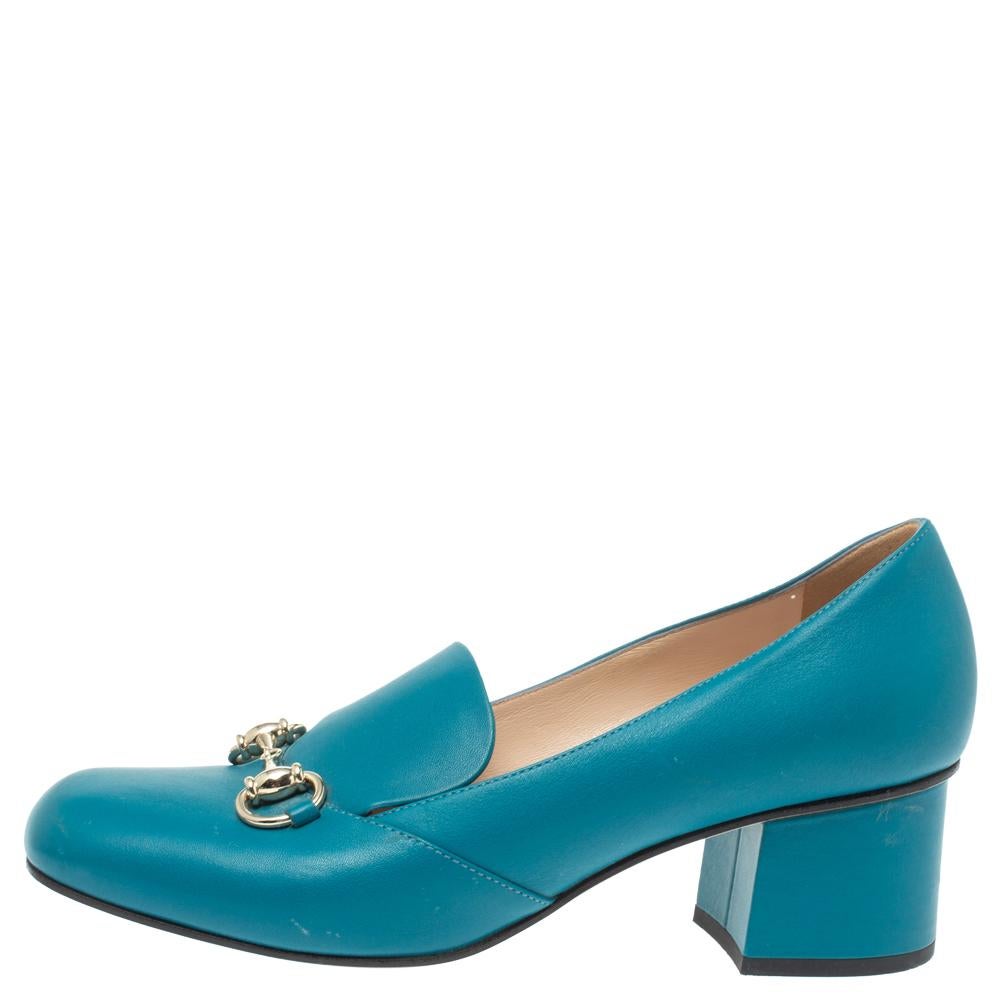 Brimming with artistic excellence, these loafer pumps from Gucci will help you outline a chic look. The blue pumps have been crafted from leather and styled with square toes and the signature Horsebit accents detailed on the vamps. They help you