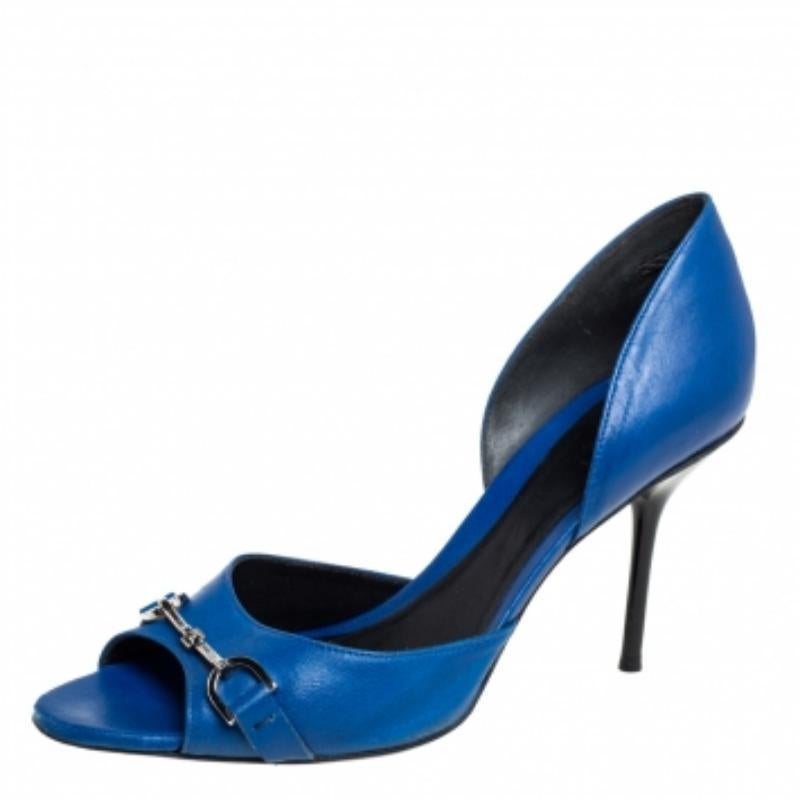 Grace and poise will all come naturally to you when you step out in this pair of blue pumps from Gucci. Crafted from leather, the open-toe pumps have been styled with comfortable insoles, 9.5 cm heels, and the iconic Horsebit detail on the vamps.