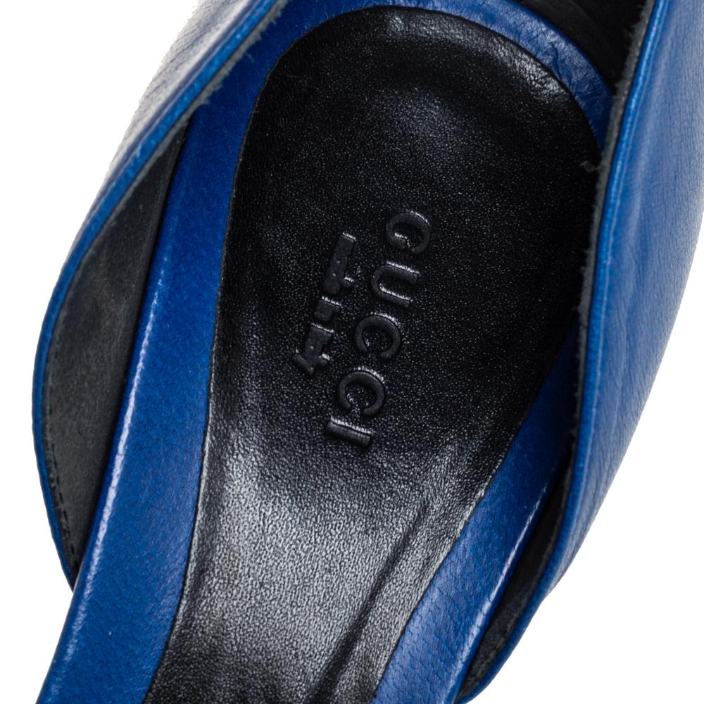 Gucci Blaue Horsebit-Pumps aus Leder mit offener Zehe Größe 38 im Angebot 3
