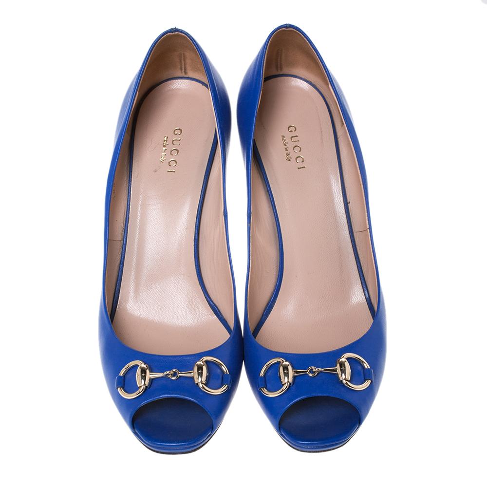 Featuring a chic, minimalist design, these pumps from Gucci are easy to style. The blue leather exterior showcases the signature Gucci Horsebit in gold-tone. 10.5 cm heels and peep toes form a distinctive outline. The simple design pairs equally