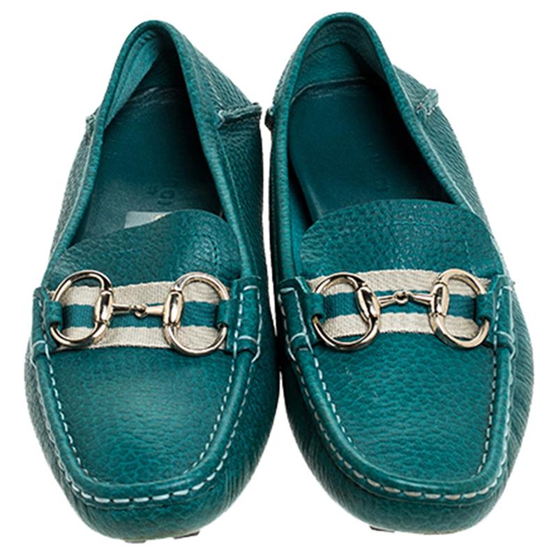 Set trends with these loafers from the house of Gucci. Meticulously crafted from leather, they feature a bright blue exterior and gold-tone Horsebit detail on the vamps. Complete with comfy insoles and sturdy soles, this pair will enhance all your