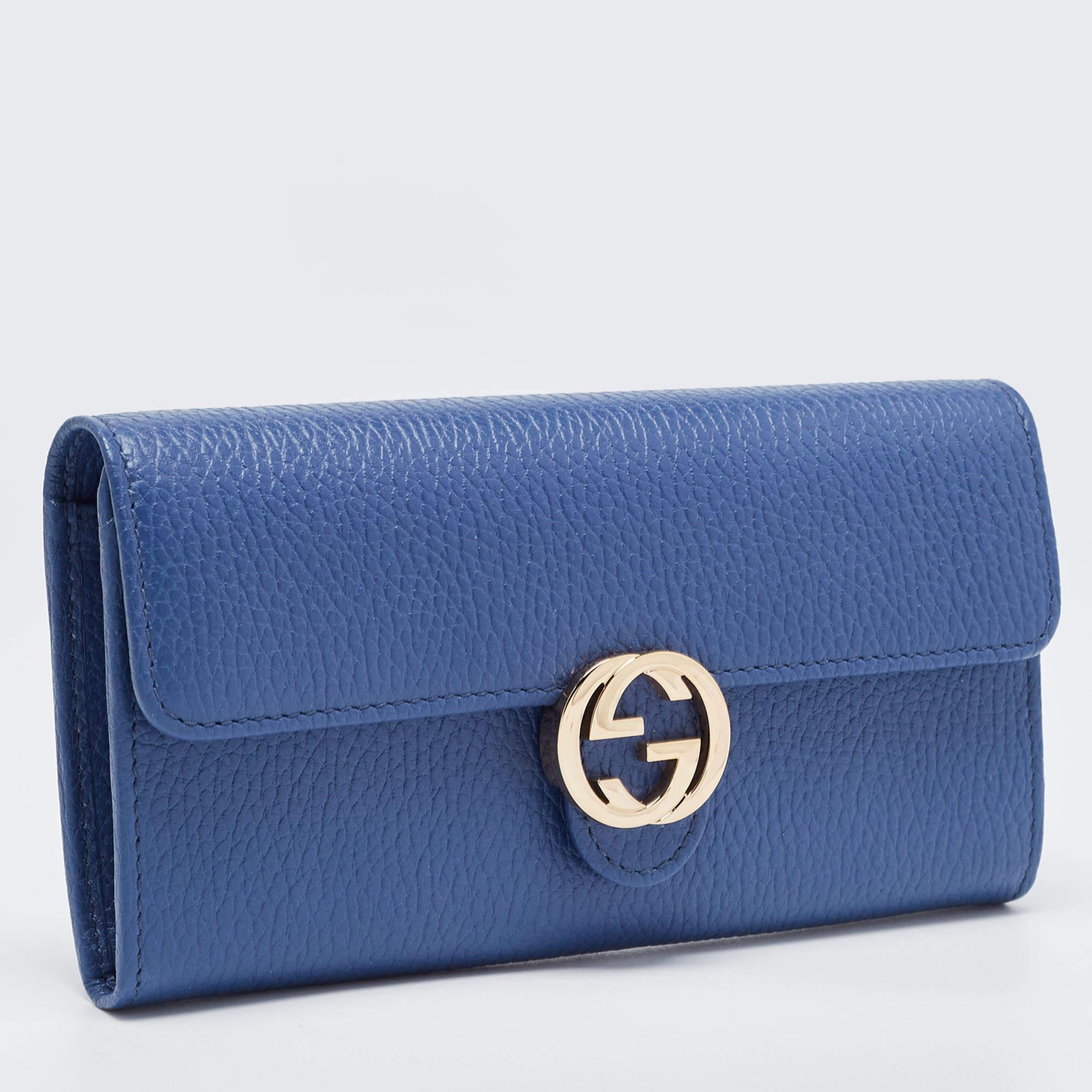 Compact and stylish, this Gucci wallet will be your favorite grab-and-go companion. Designed from quality materials, its interior is divided into different compartments to store your cards and cash perfectly.

