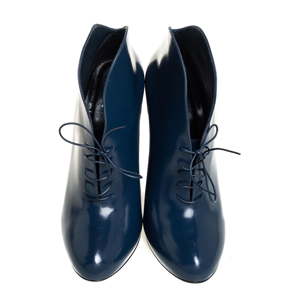 These Gucci boots are posh and timeless shoes from the Italian label. Made from blue leather, these have a curved designed accented with tie-up laces and slender heels. With comfortable insoles that are lined with leather, you can easily walk in