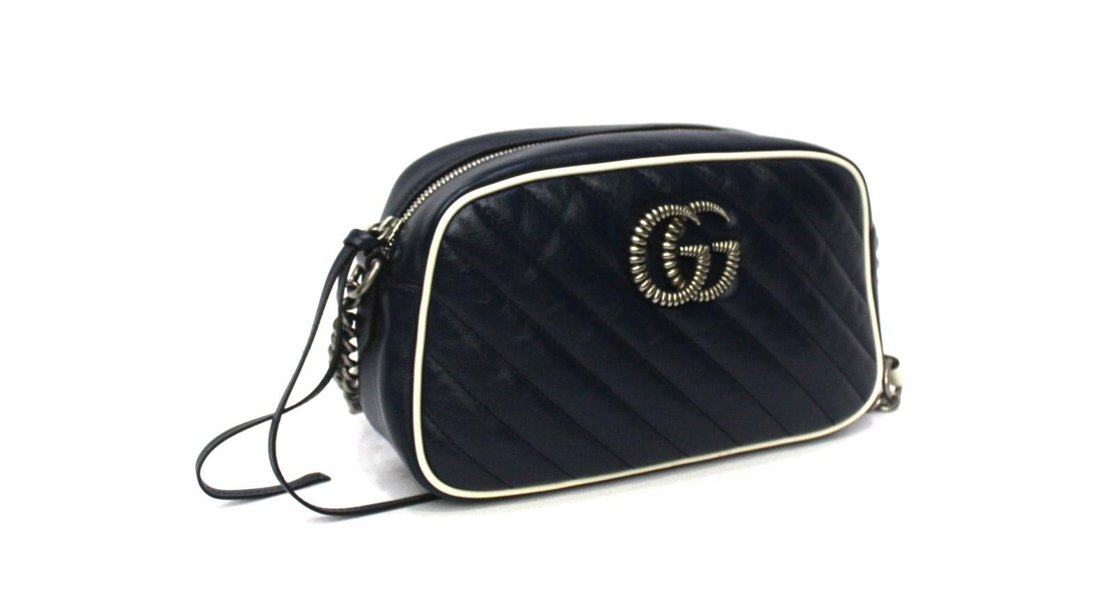 Gucci Marmont line bag in blue leather with silver hardware.
Equipped with adjustable leather shoulder strap and chain.
Zip closure, internally very large.
The bag is in excellent condition, equipped with its original dustbag.
Don't miss it.