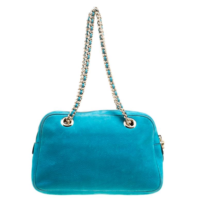 Gucci’s simple style and eye for detail are evident in its Soho bag design. This blue Gucci leather Soho comes with a detailing of an intricate link shoulder chain and leather tassels. The front of the bag carries their signature interlocked ‘GG’,