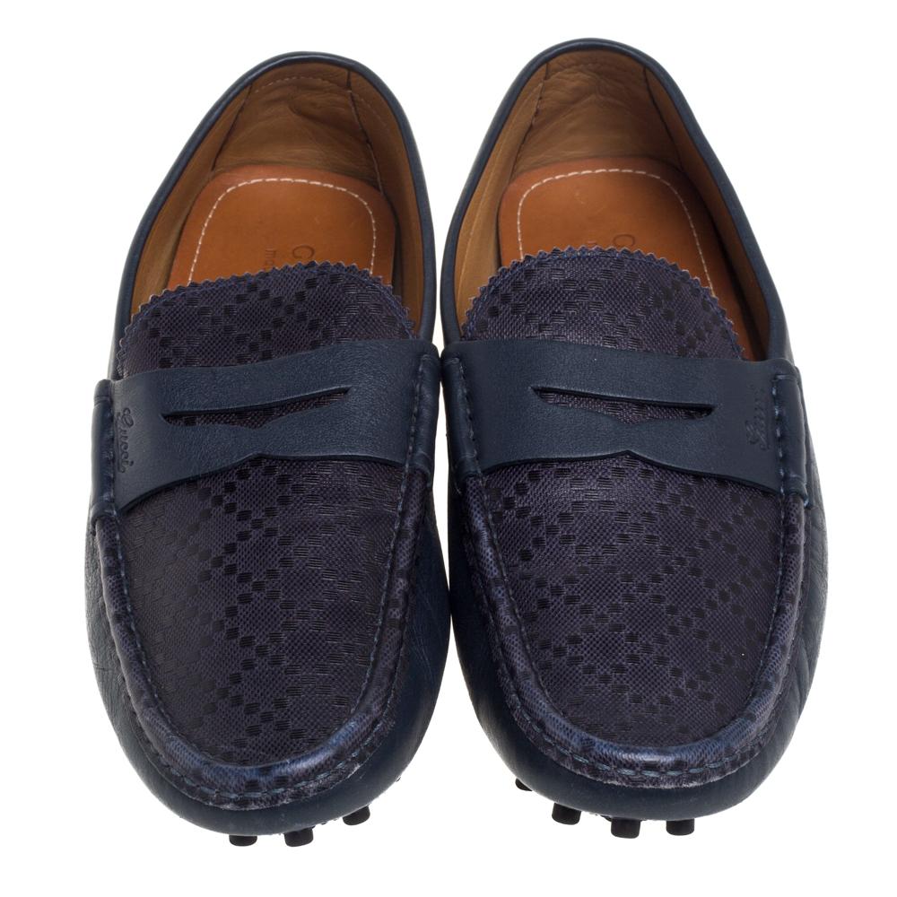 Stylish and super comfortable, this pair of loafers by Gucci will make a great addition to your shoe collection. They have been crafted from leather and styled with Penny keeper straps. Leather insoles and pebbled outsoles beautifully complete the