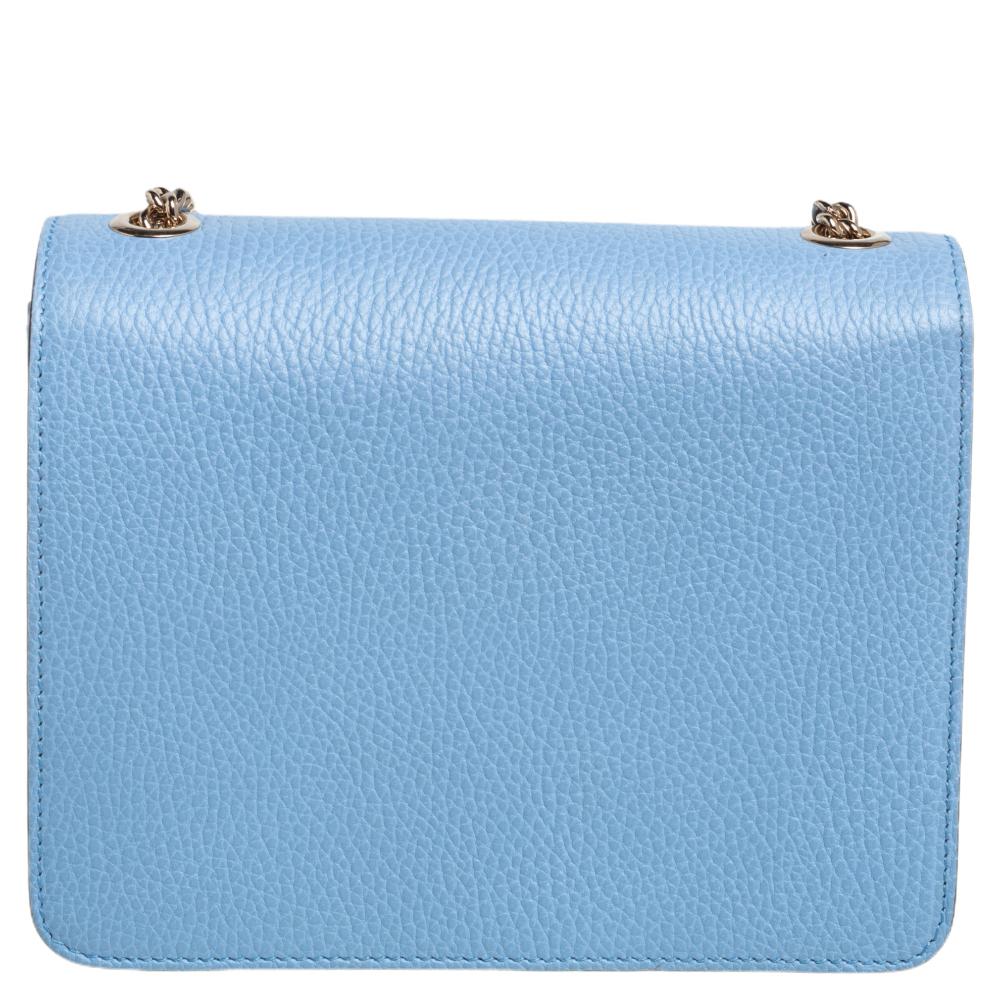With this handbag, Gucci introduces a stunning creation. Crafted from leather in a blue hue, the shoulder bag is styled with a flap that has the interlocking GG. The bag has a spacious fabric interior and a slender strap for an easy carrying