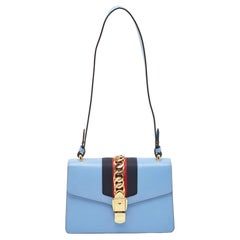 Gucci - Petit sac porté épaule « Web Sylvie » en cuir bleu