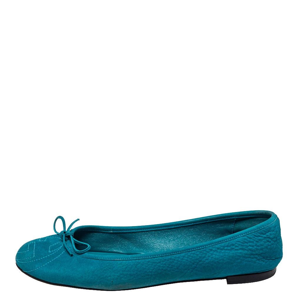 These Soho flats from Gucci come with a leather body making them one of the most comfortable pair you will ever own. Make a style statement even in your casuals with this pair of flats. These blue ballerinas are easy to pair with a host of outfits.

