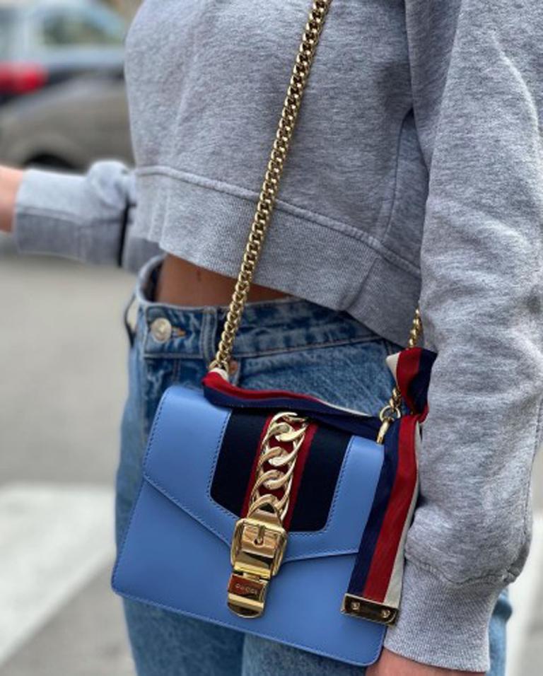 Gucci Sylvie model bag made of smooth blue leather with web band details and golden hardware.
Hook closure, internally capacious for the essentials.
Equipped with chain shoulder strap and decorative ribbon. It is in good condition, light