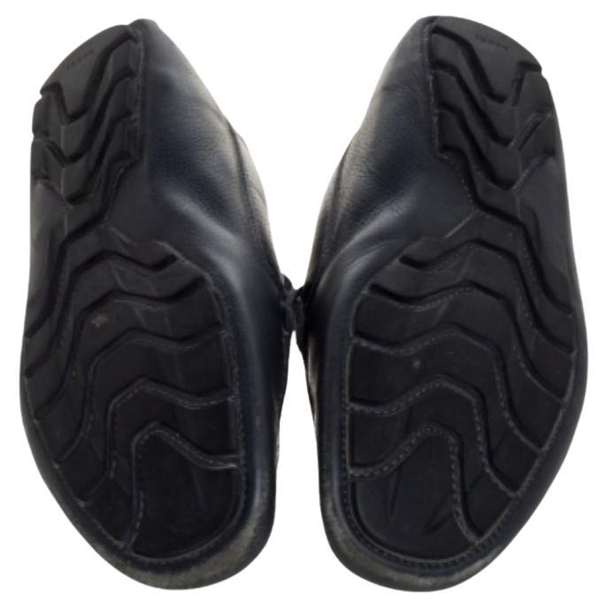Set trends with these loafers from the house of Gucci. Meticulously crafted from leather, they feature a lovely blue exterior with their web accent on the sides. Complete with comfy insoles and durable rubber outsoles, this pair will enhance all
