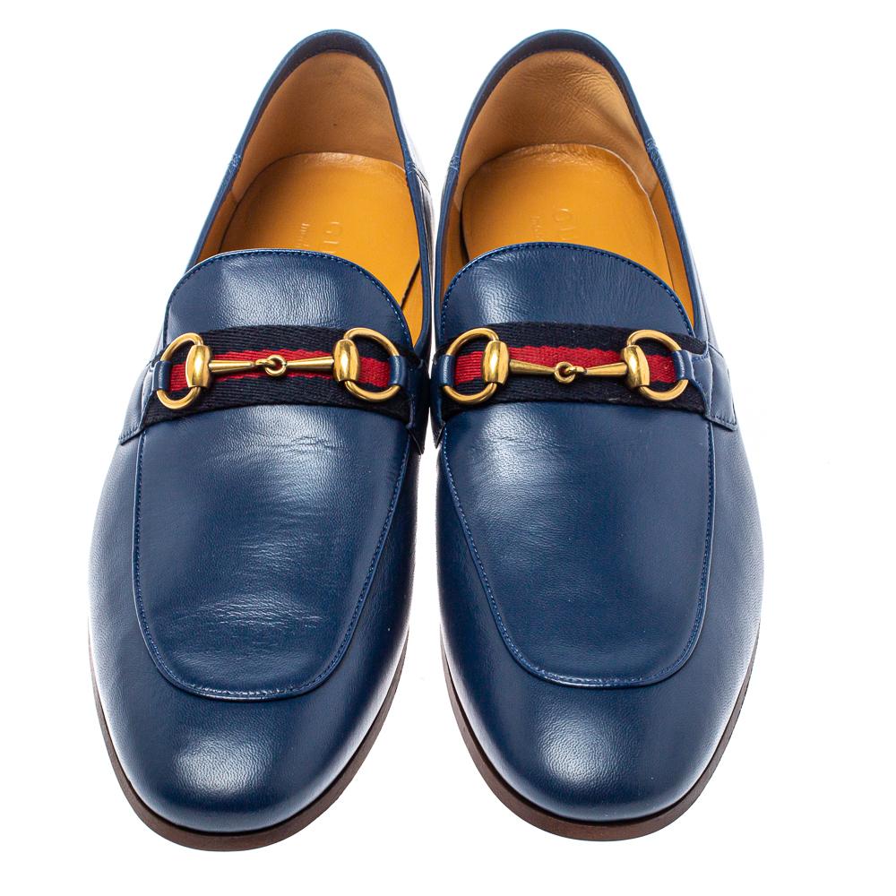 Perfect for outlining suave and debonair looks, these slip-on moccasins from Gucci are definitely worth buying. They come crafted from leather in a classy blue shade and styled with the signature web stripes and gold-tone Horsebit details on the