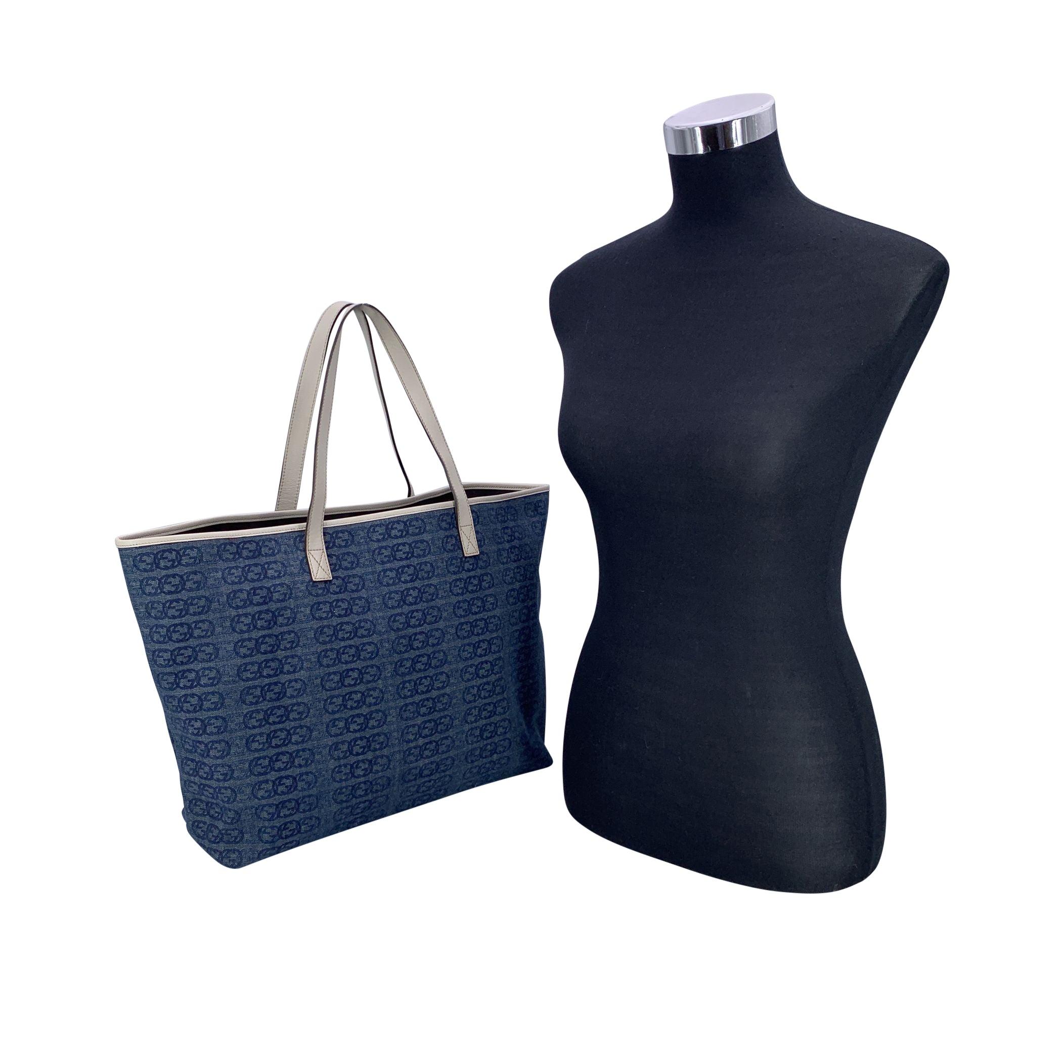 Casual ma inconfondibilmente chic, questa tote bag di Gucci è realizzata in tela denim blu GG con l'iconica stampa del logo, accentuata da finiture in pelle bianca per un fresco contrasto. Con una facile apertura superiore, rivela un interno