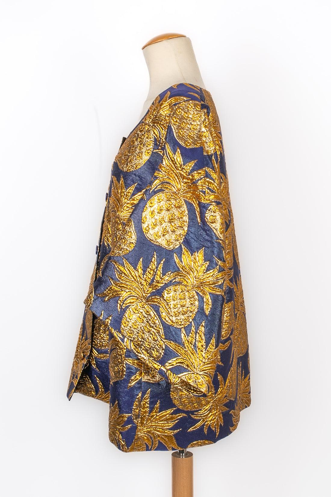 Gucci - (Made in Italy) Giacca stile kimono in lurex blu con motivo ananas dorato. Taglia 40FR indicata. Collezione Pre-Fall 2020 sotto la direzione di Alessandro Michele.

Informazioni aggiuntive:
Condizioni: Ottime condizioni
Dimensioni: Larghezza