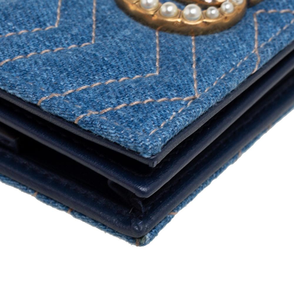 Embellished with signatory accents and carved to perfection, this Marmont wallet from Gucci will prove to be a super-useful, stylish accessory. It is made from blue matelassé denim and leather, with a pearl-embellished GG motif attached to the