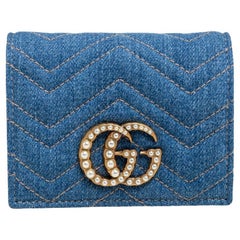 Gucci - Portefeuille compact Marmont en denim matelassé bleu et cuir GG Pearl