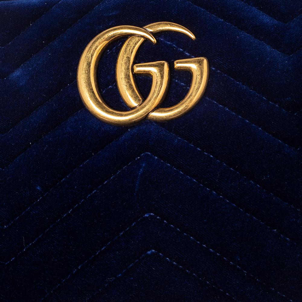 The Marmont bag has been exquisitely crafted from velvet and equipped with a well-sized satin interior. On the front flap, there is a GG logo and the shoulder strap is provided for you to swing the bag. In every stride, swing, and twirl your