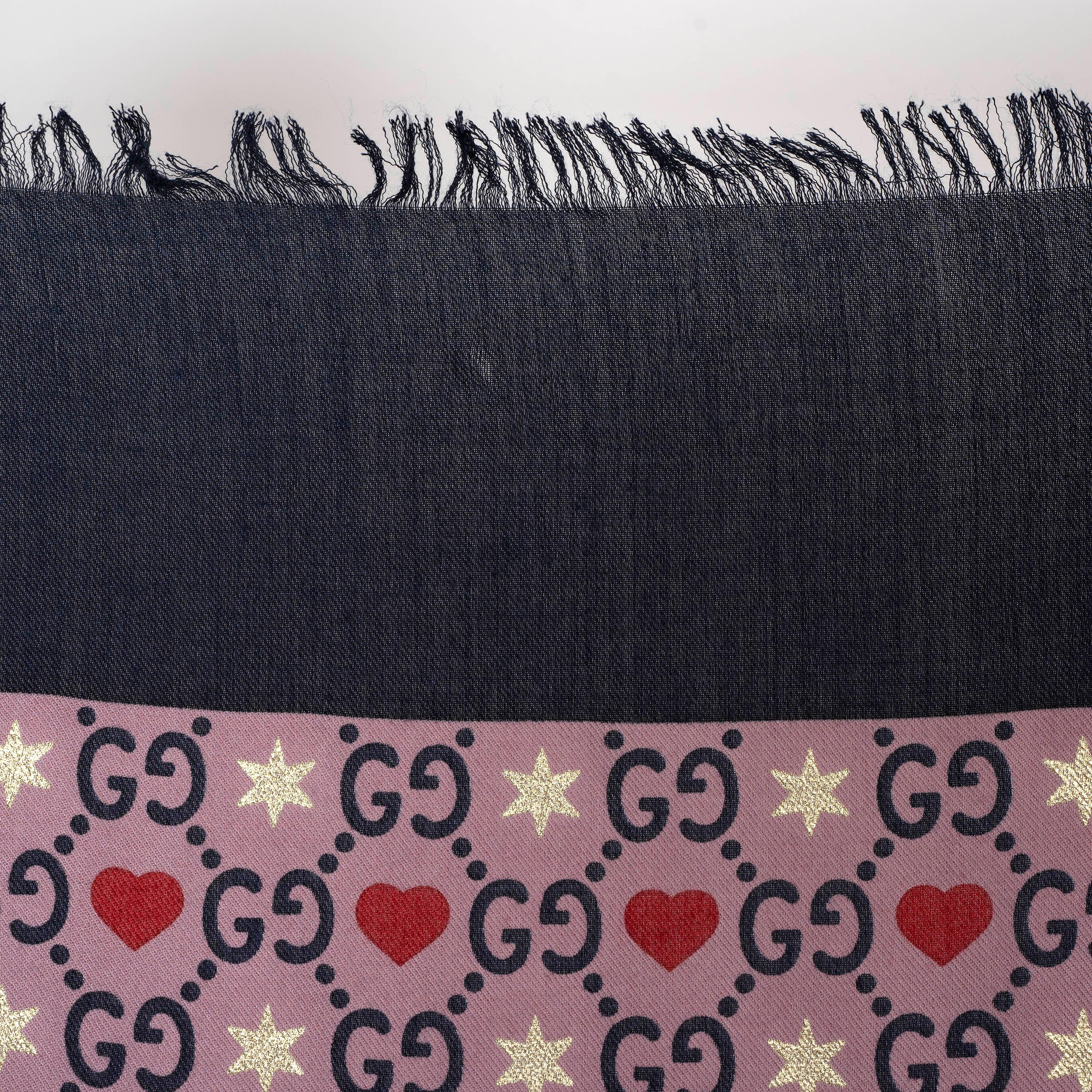 GUCCI blue & mauve silk blend 2020 GG HEARTS & STARS 140 Shawl Scarf In Fair Condition For Sale In Zürich, CH