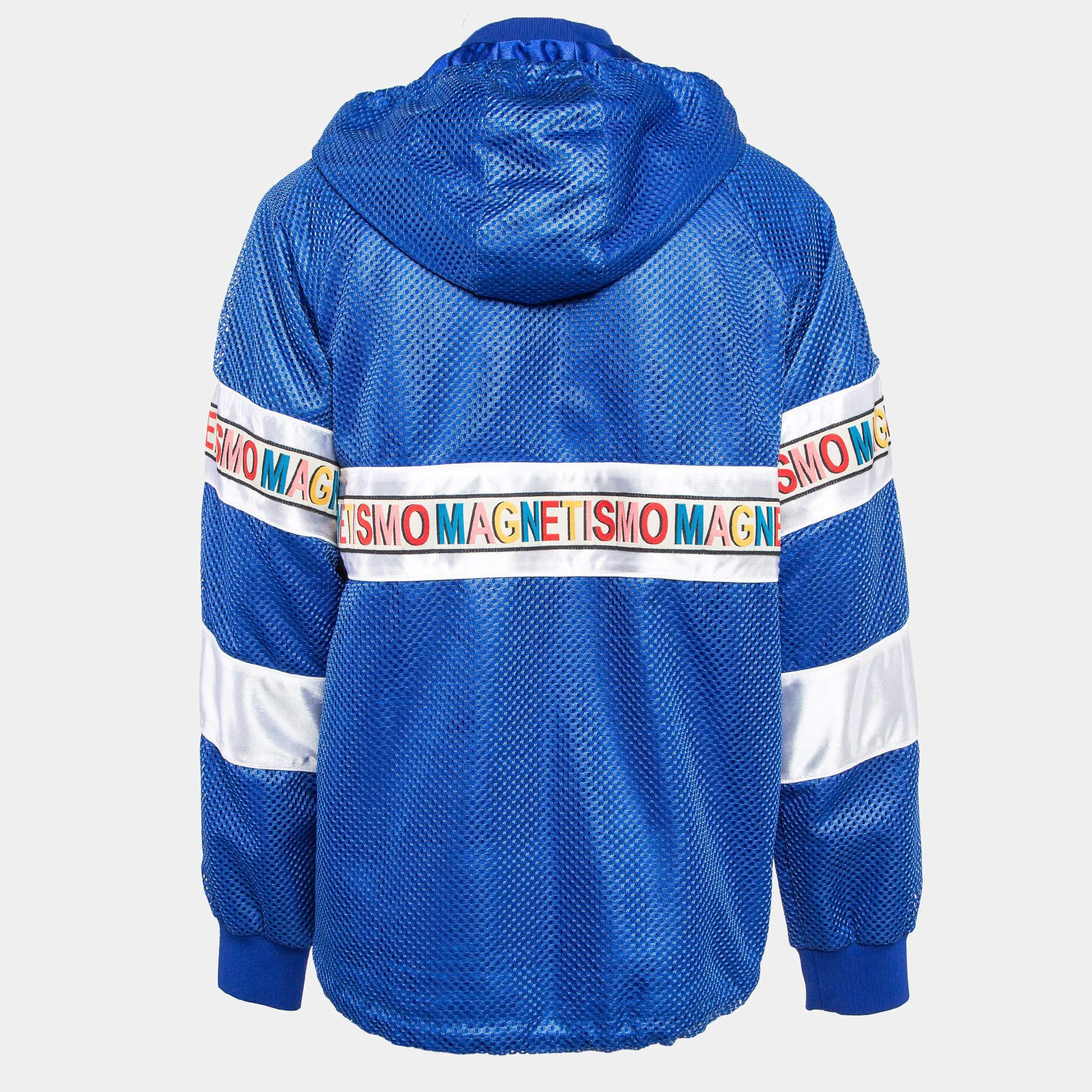 Experimenta el placer de la sastrería experta con esta chaqueta de diseño. Fabricado meticulosamente, ofrece un ajuste impecable y detalles de lujo que garantizan una comodidad inigualable. Esta creación elevará tu estilo sin esfuerzo.
