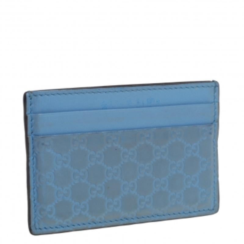 Now here is one piece that definitely stands out! This Gucci cardholder comes crafted from blue leather and flaunts the Microguccissima pattern on the exterior. It has multiple card slots. It will help you carry your cards in style and with ease.