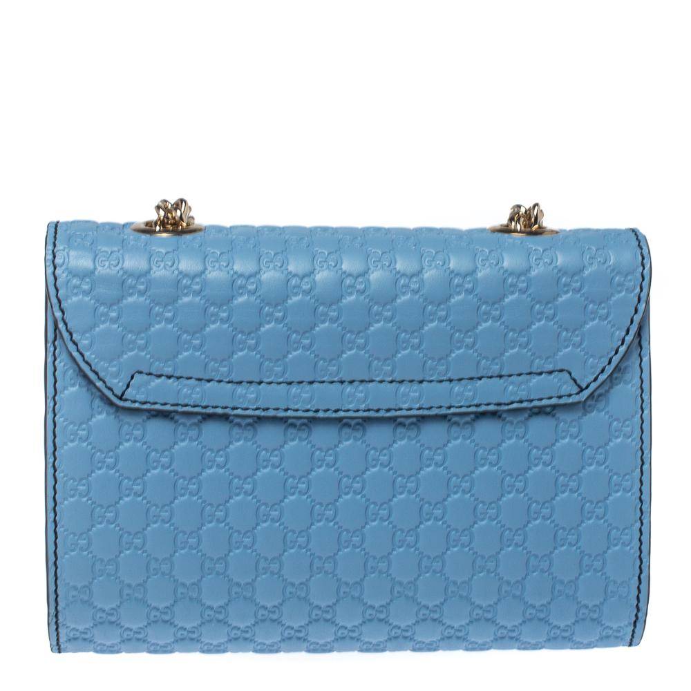 Gucci's handbags are not only well-crafted but are also coveted because of their opulent appeal. This Emily Chain shoulder bag, like all of Gucci's creations, is fabulous and closet-worthy. It has been crafted from Microguccissima leather and styled