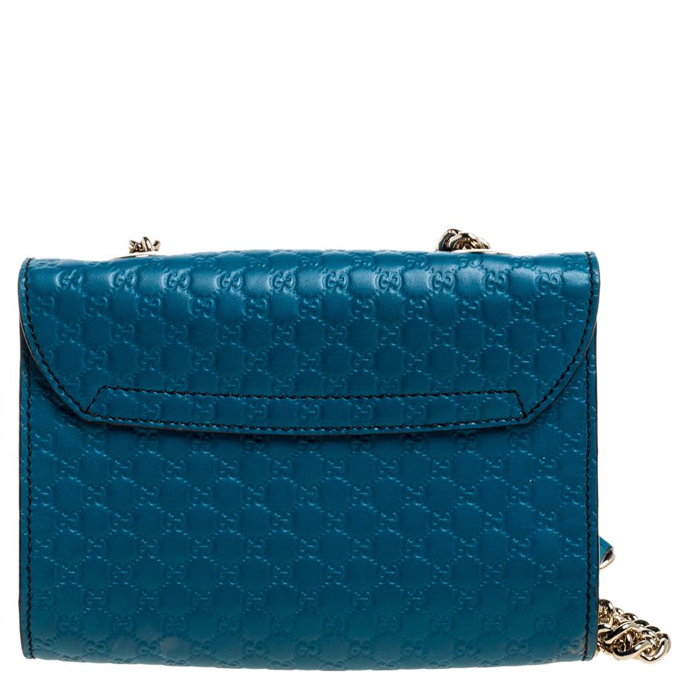 Gucci's handbags are not only well-crafted but they are also coveted because of their high appeal. This Emily Chain shoulder bag, like all of Gucci's creations, is fabulous and closet-worthy. It has been crafted from Microguccissima leather and