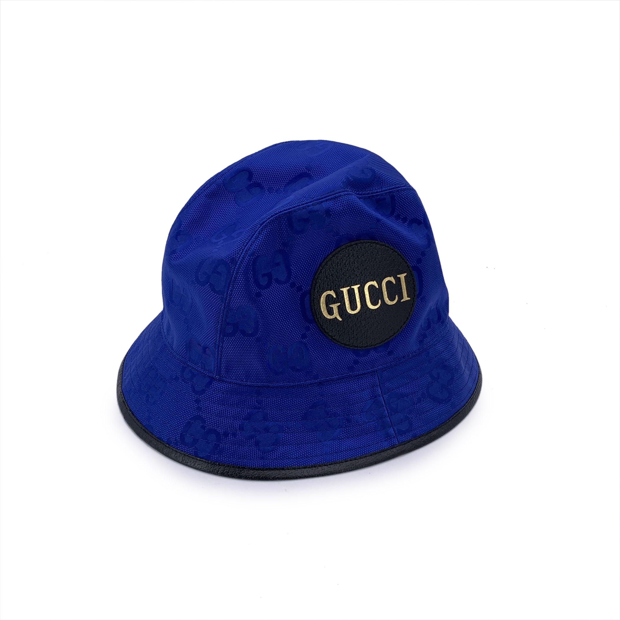Cappello a secchiello blu elettrico di Gucci, collezione 'Off The Grid'. Realizzato in nylon Monogram GG. Presenta una toppa con logo. Composizione: 100% Nylon. Fodera: 100% cotone. Taglia: M - 58 mm. Gucci ha incluso un sacchetto di polvere. Condit