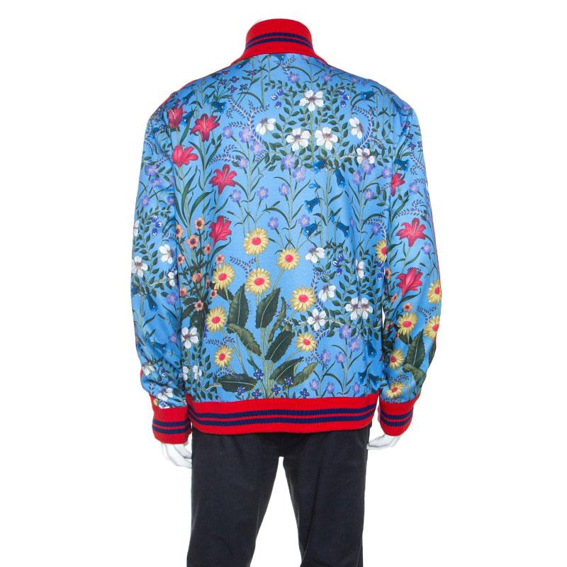 Mit dieser Trainingsjacke bringt Gucci eine klassische Sportswear-Silhouette auf den Punkt. Die blaue Kreation wurde aus hochwertigen Stoffen gefertigt und mit charakteristischen Webstreifen:: einem durchgehenden Frontreißverschluss und floralen