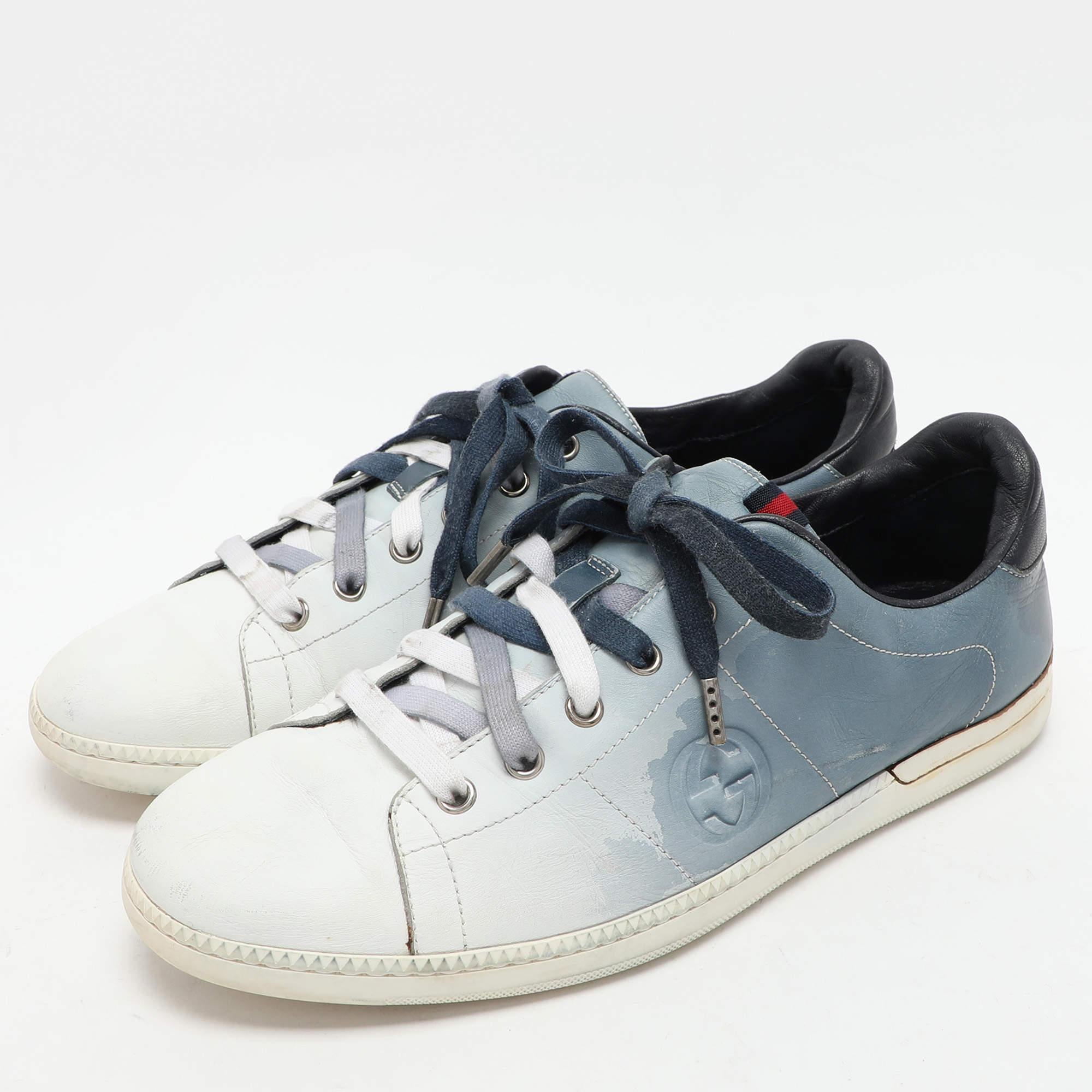 Verleihen Sie Ihrem Outfit ein schickes Update mit diesem Paar Designer-Sneakers. Die Kreation ist perfekt genäht, damit Sie darin lange Zeit eine gute Figur machen.