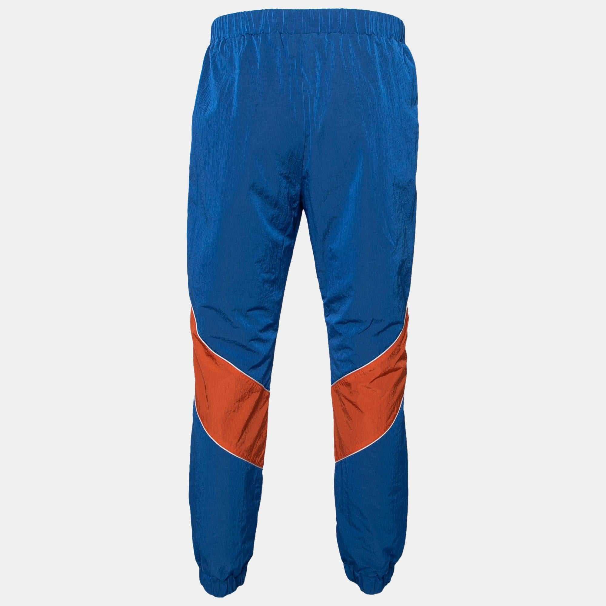 To give you comfort and high style, Gucci brings you this creation that has been made from quality fabrics and designed with an elasticized waist and stripe panels that resemble the signature Web stripes. This pair of track pants will surely be a