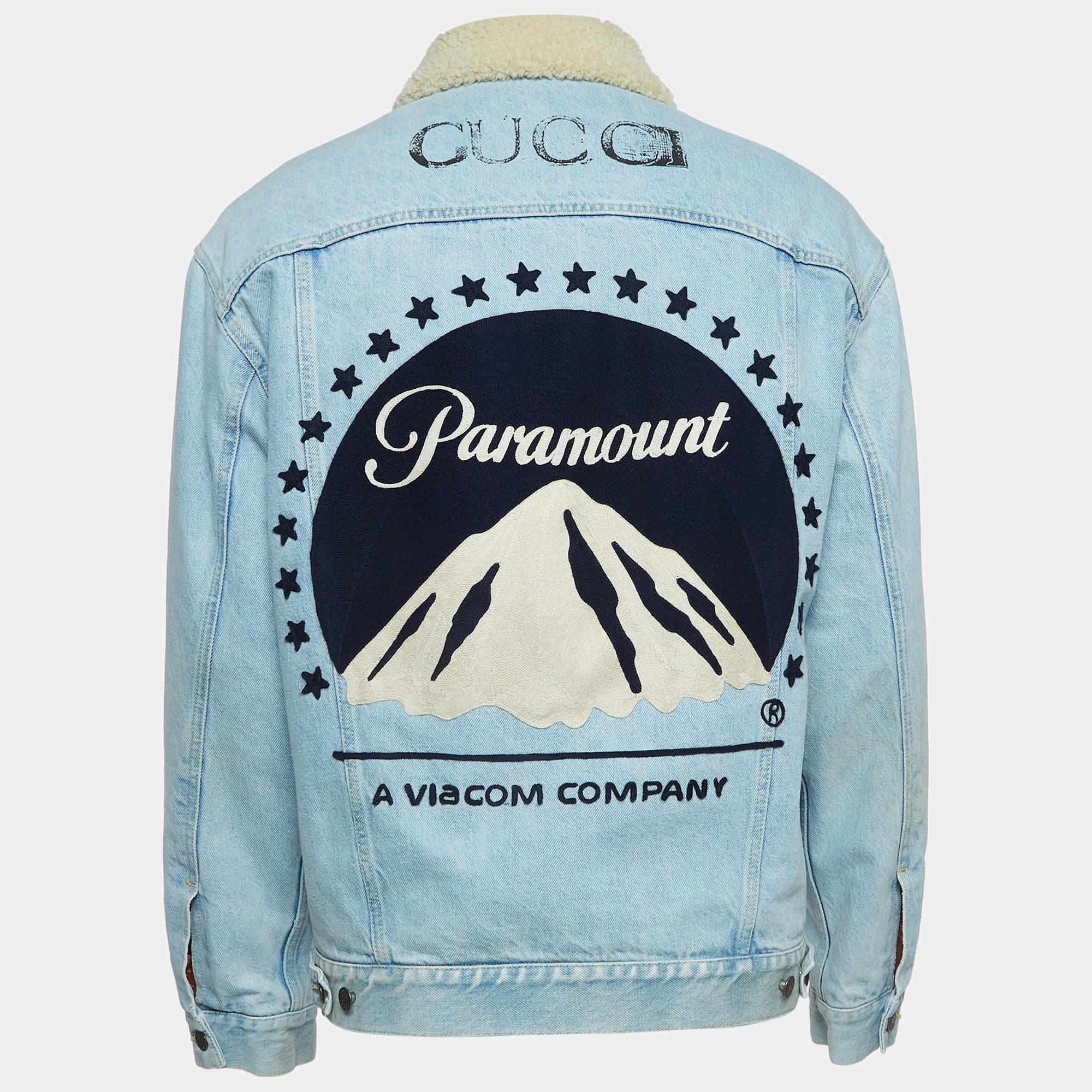 Wie fabelhaft sieht diese Designerjacke aus! Es ist aus feinen Materialien gefertigt und hat lange Ärmel. Kombinieren Sie es mit einer Hose und Sneakers für einen coolen Look.

