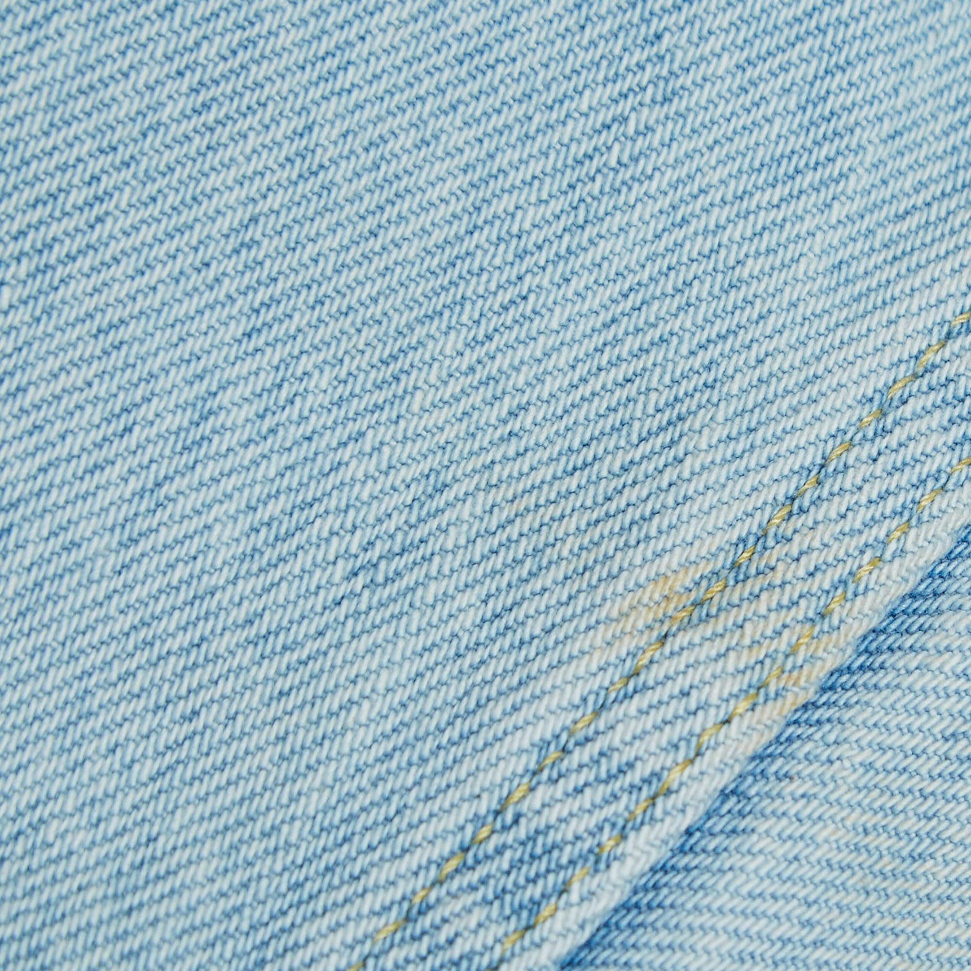 Blaue bestickte Denim-Jacke von Gucci mit Paramount Pictures S im Zustand „Gut“ in Dubai, Al Qouz 2