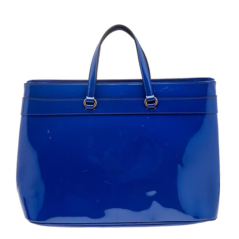 This Bright Bit bag from Gucci delivers both style and function. Crafted from patent leather, it features a canvas-lined interior, two top handles, and a long detachable shoulder strap. It is equipped with gold-tone hardware and the signature Bit