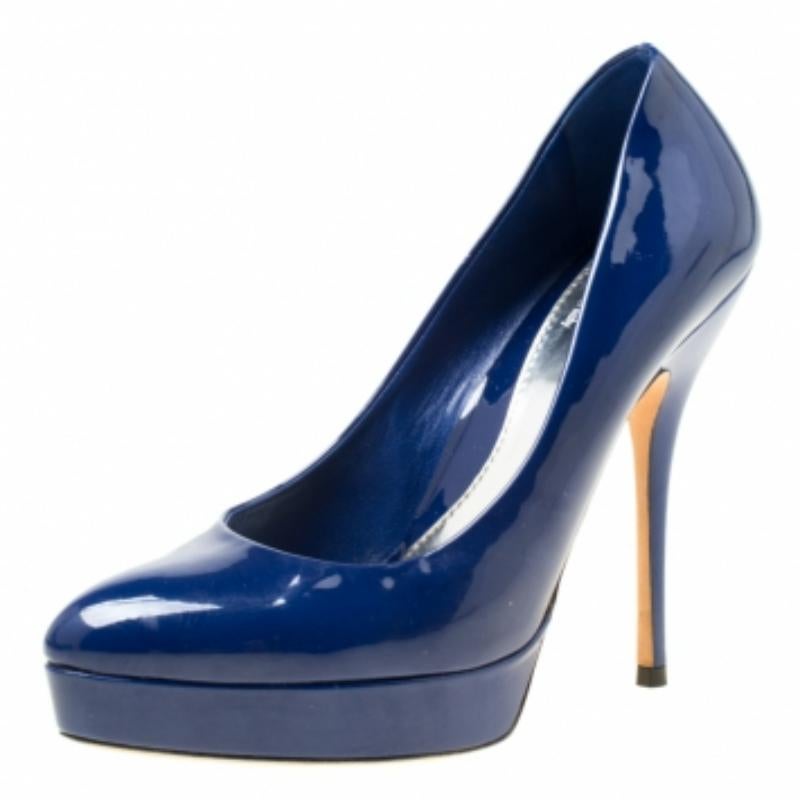 Jolis en bleu, ces escarpins de Gucci méritent une place toute particulière dans votre garde-robe ! Elles sont confectionnées en cuir verni et présentent des orteils en amande. Elles sont équipées de semelles intérieures confortables doublées de