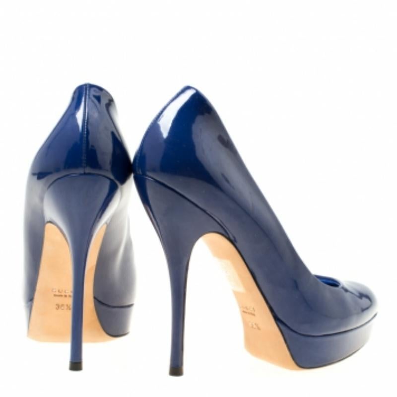 Escarpins à plateforme en cuir verni bleu Gucci, taille 36,5 en vente 1