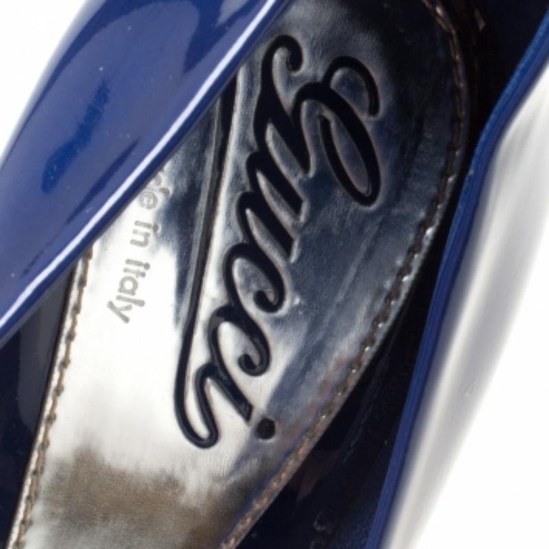 Escarpins à plateforme en cuir verni bleu Gucci, taille 36,5 en vente 2