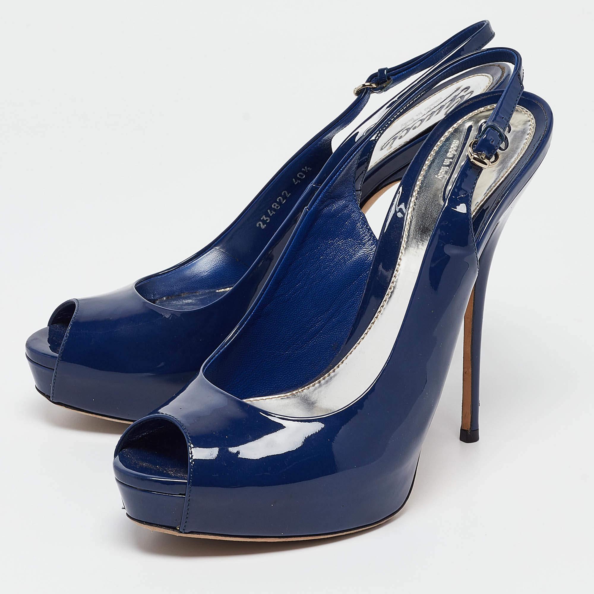Ces sandales Sofia bleues de Gucci vous attireront des regards admiratifs et vous feront briller toute la journée. Elles sont réalisées en cuir verni et dotées d'une silhouette peep toe. Elles arborent des semelles intérieures confortables doublées