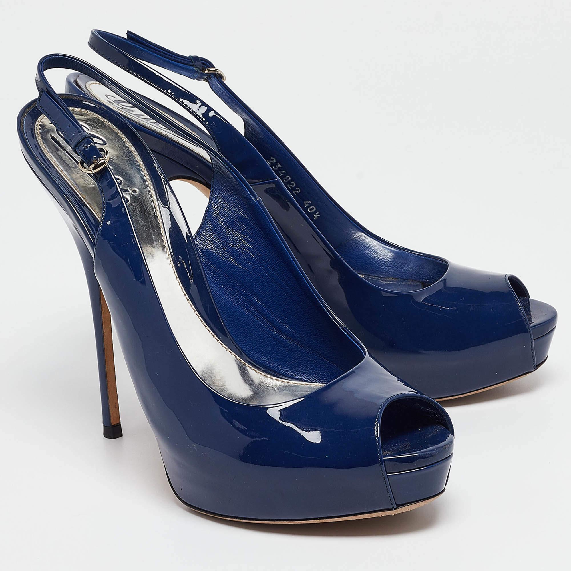 Escarpins Sofia à bout ouvert vernis bleu Gucci, taille 40,5 Bon état - En vente à Dubai, Al Qouz 2