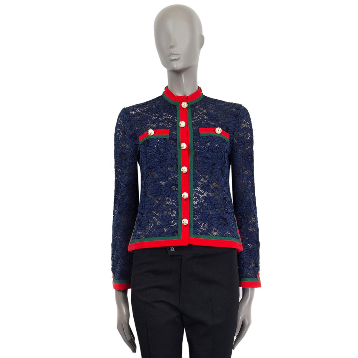 Gucci-Langarmjacke aus marineblauer Spitze (ohne Etikett/Baumwollmischung) mit rundem, geteiltem Halsausschnitt und aufgesetzten Brusttaschen, die mit den charakteristischen roten und grünen Gurtbändern und GG-Knöpfen aus Kunstperlen verziert sind.