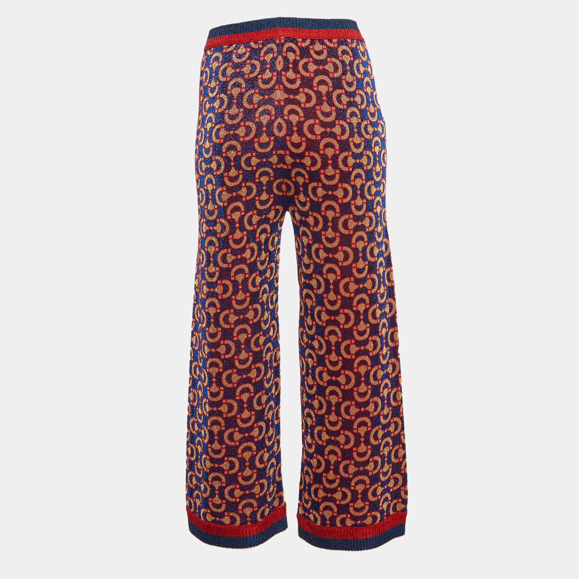 Ce pantalon de la maison Gucci est très confortable et chic. Il a été créé à partir de tissus bleus rouges et présente un motif Horsebit. Ajoutez ce pantalon tendance à votre collection dès aujourd'hui.