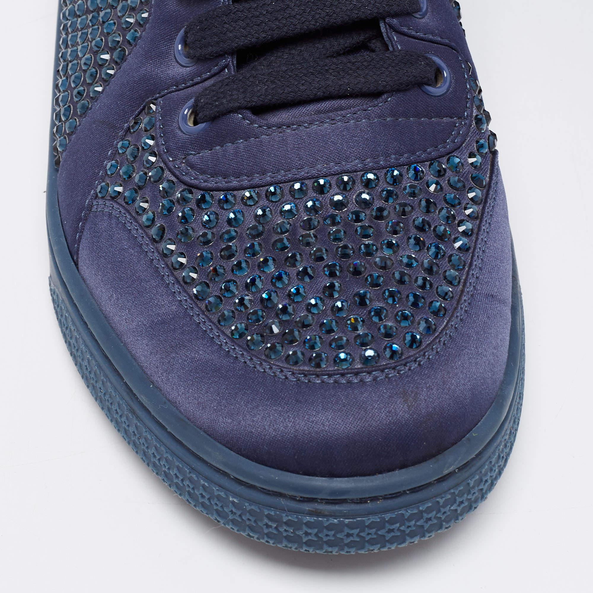 Gucci - Baskets montantes en satin bleu ornées de cristaux, taille 39,5 en vente 2
