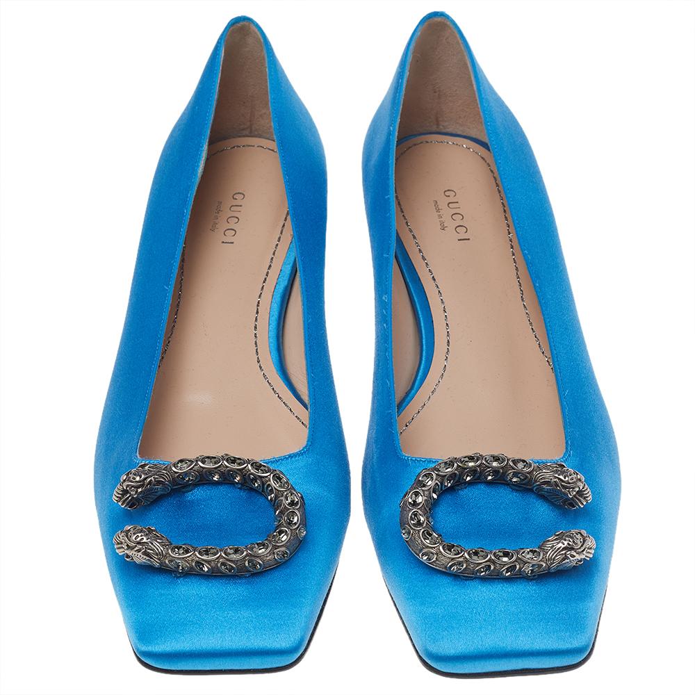 These Gucci Dionysus ballet flats are glamorous and luxe! They have been crafted from satin and styled with square toes and the signature tiger head motif on the uppers. They come endowed with comfortable leather-lined insoles and durable outsoles.

