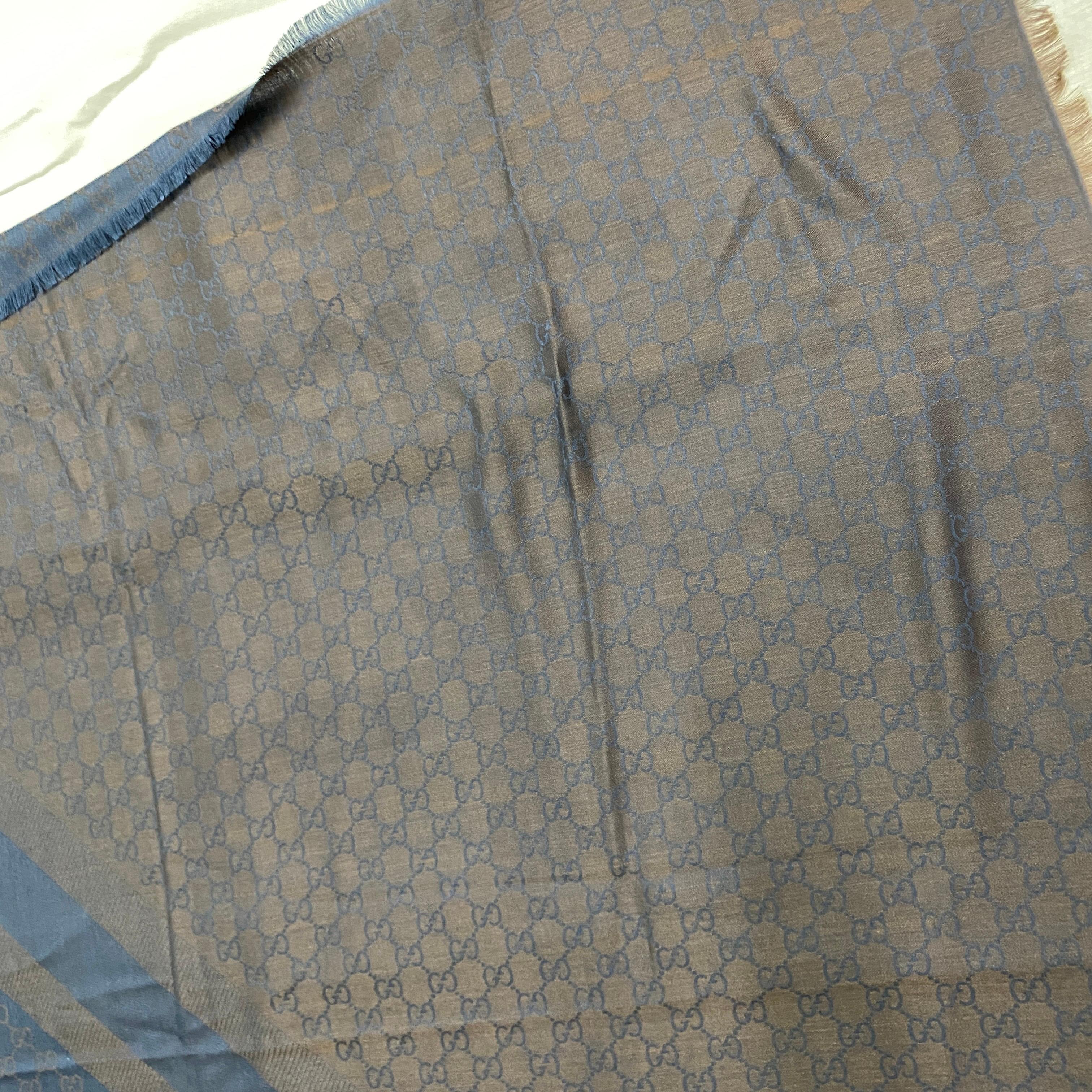 Grigio Sciarpa blu di Gucci in lana e seta con motivo Gucci e logo continuo